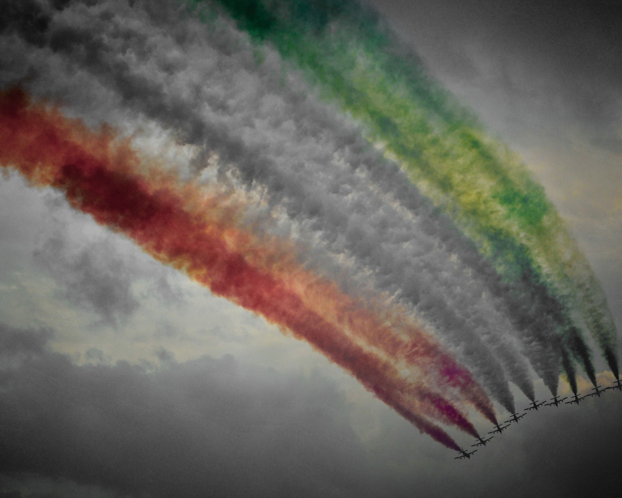 Густой красочный дым от самолетов