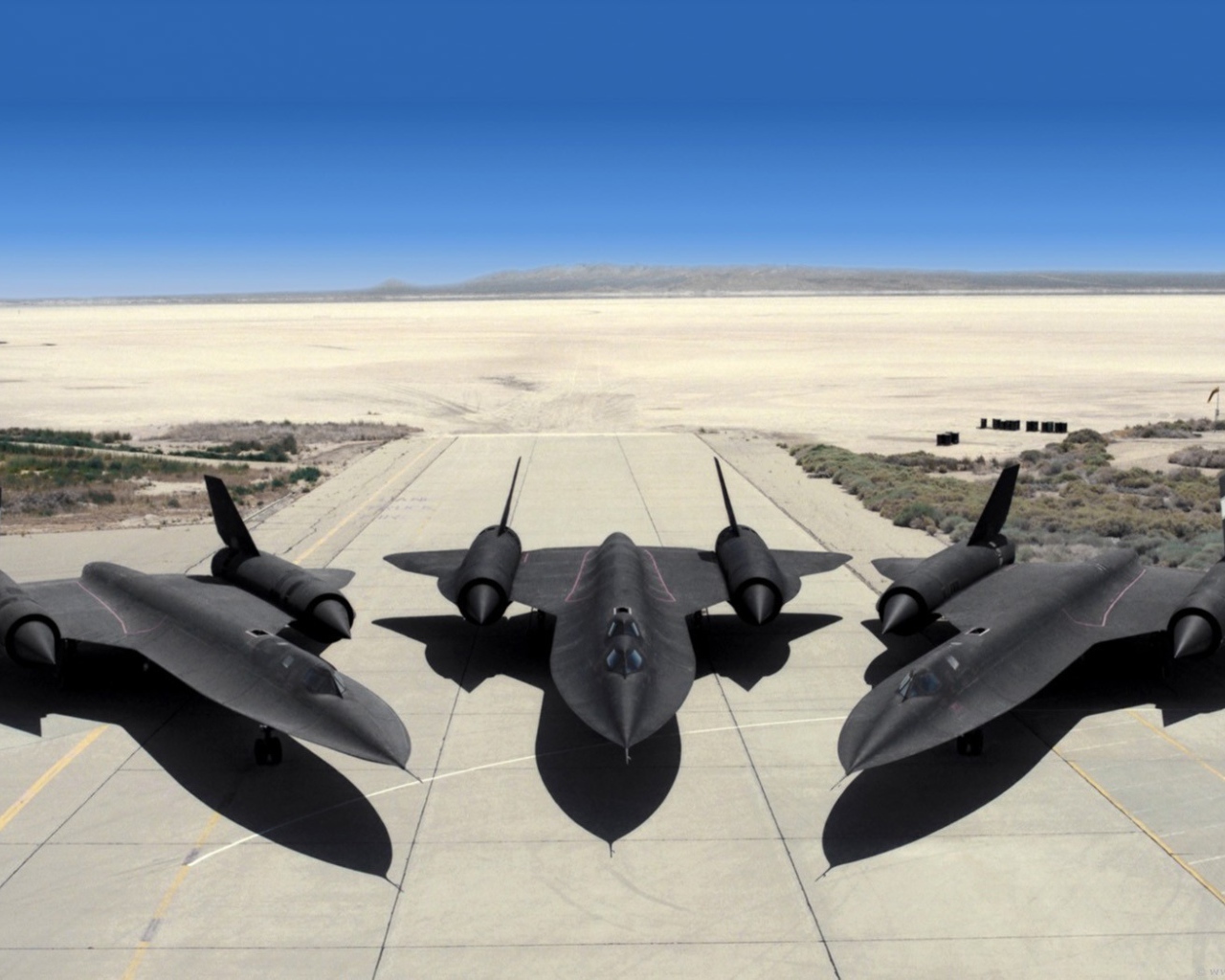 Три военных самолета Lockheed SR-71 Blackbird