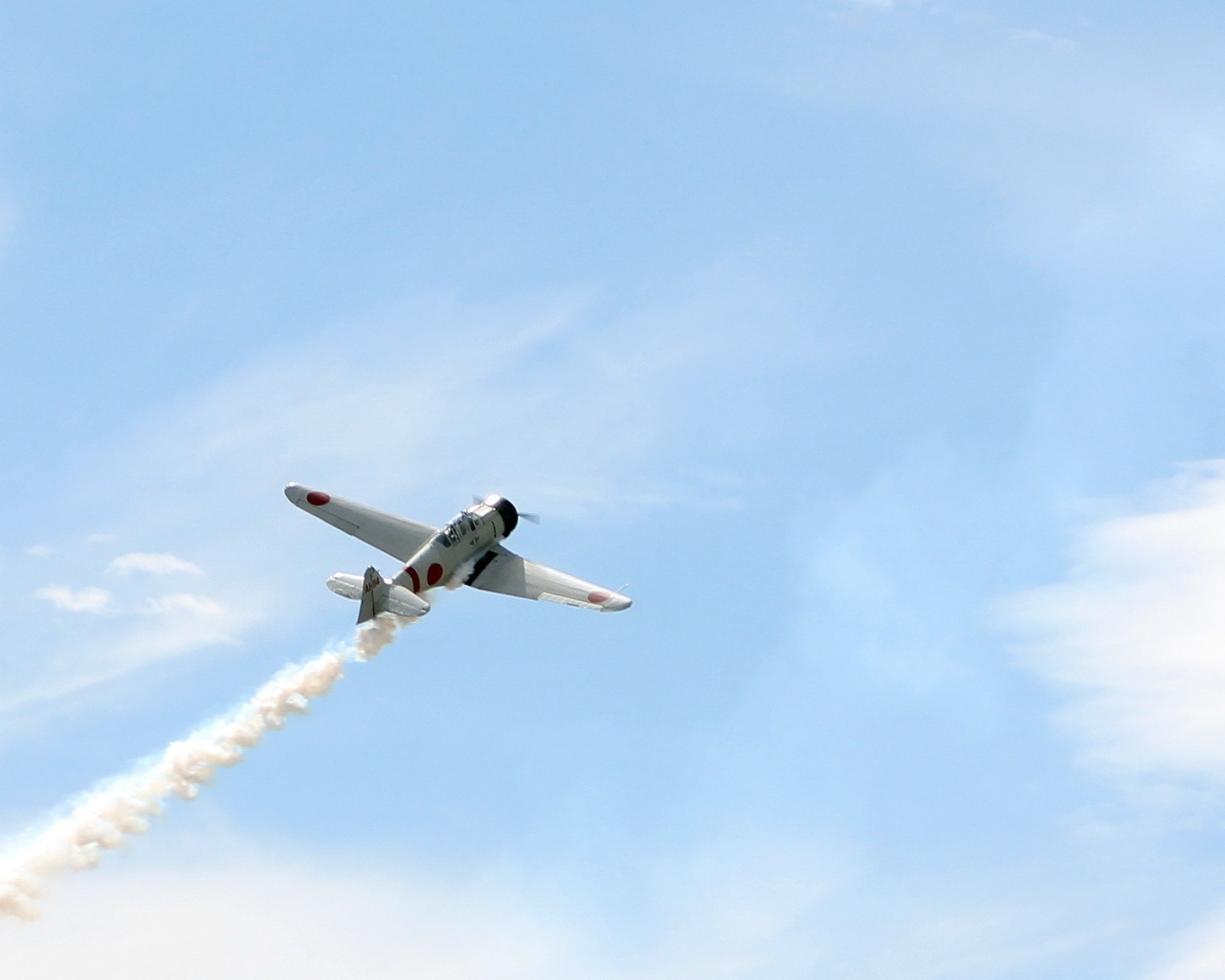 Учебный самолет в небе