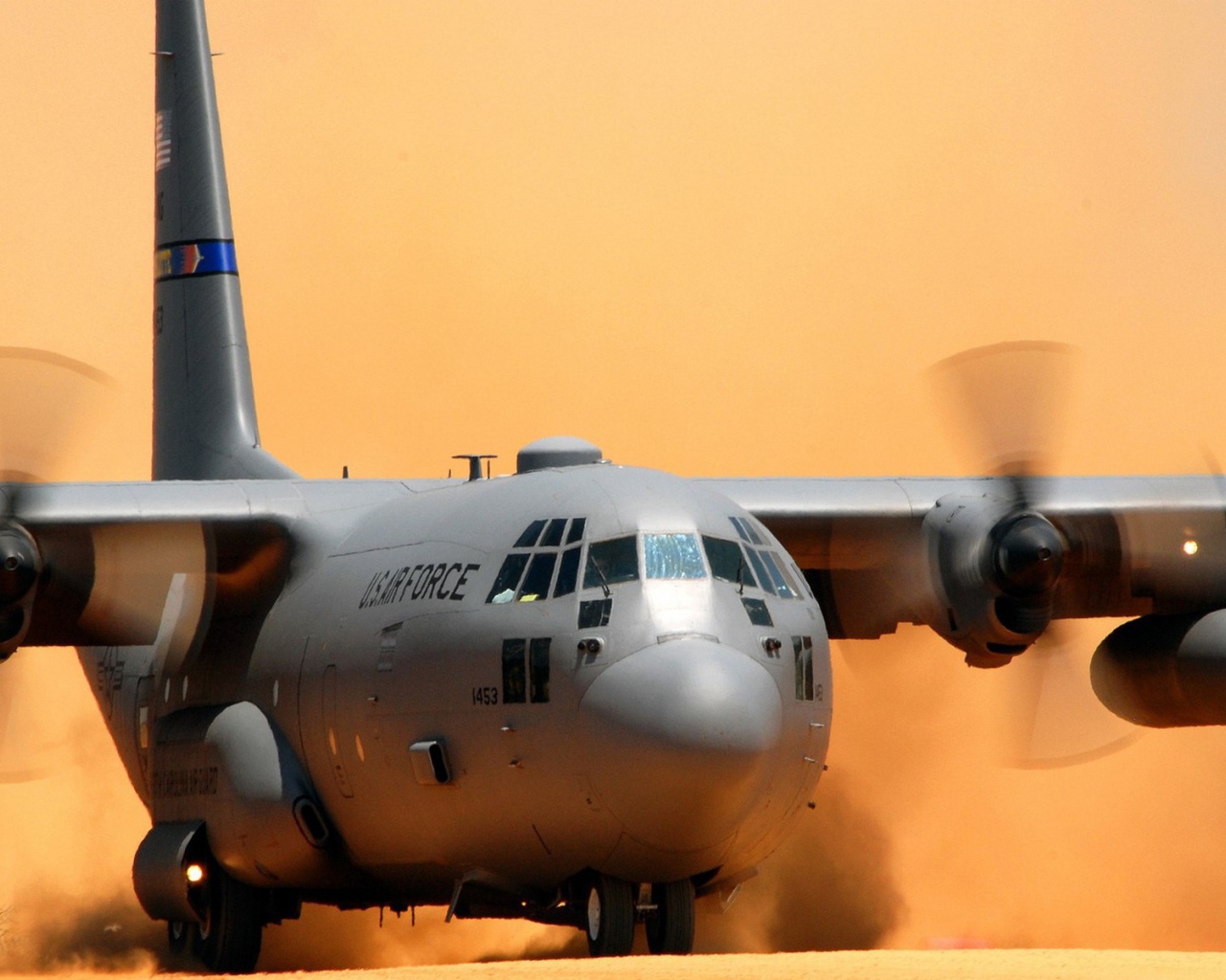 Транспортный самолет AC-130 садится на песок