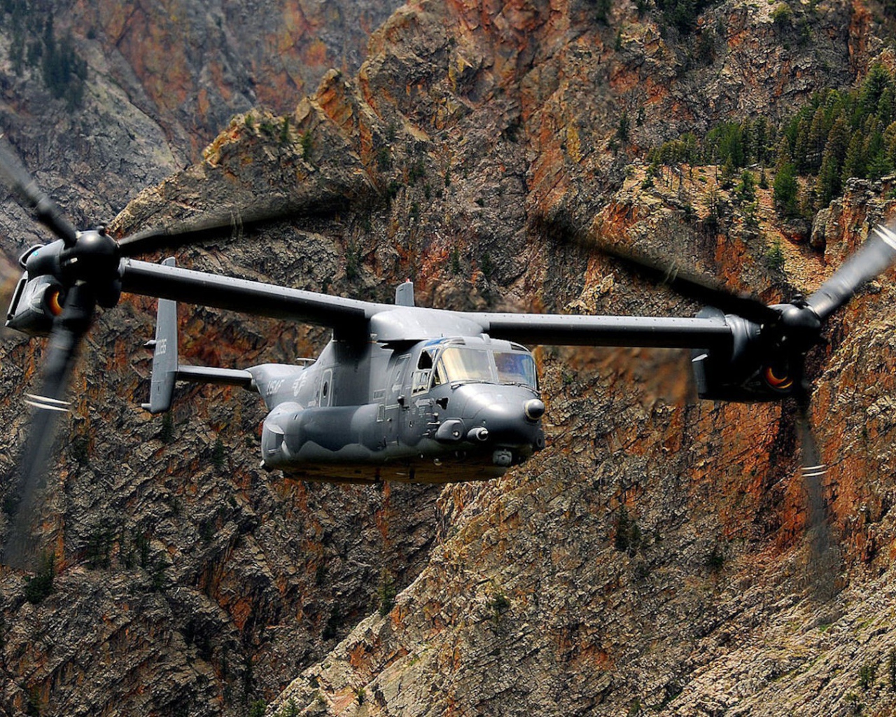 Двухвинтовой вертолет на фоне скал