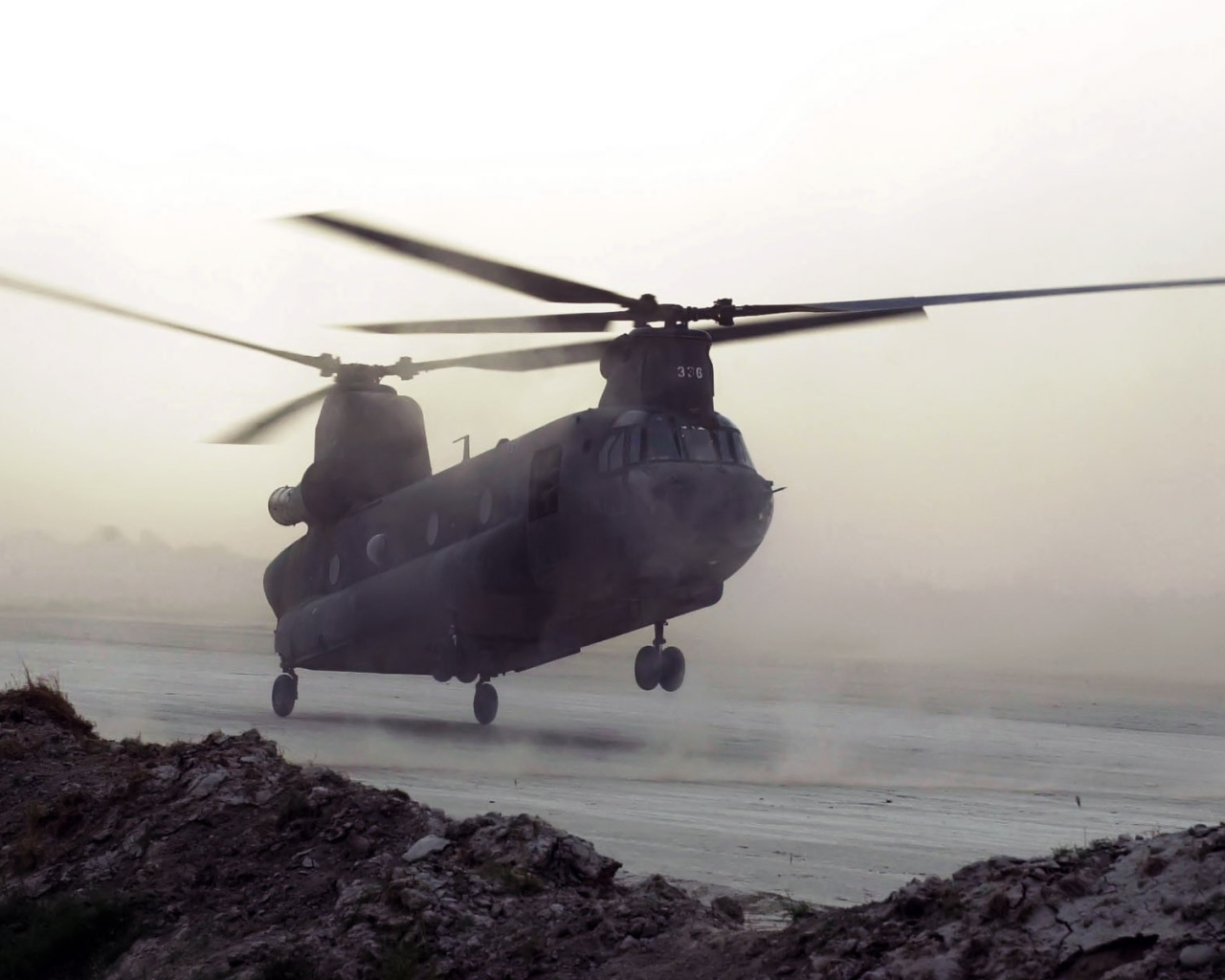 Двухвинтовой вертолет сел на площадку