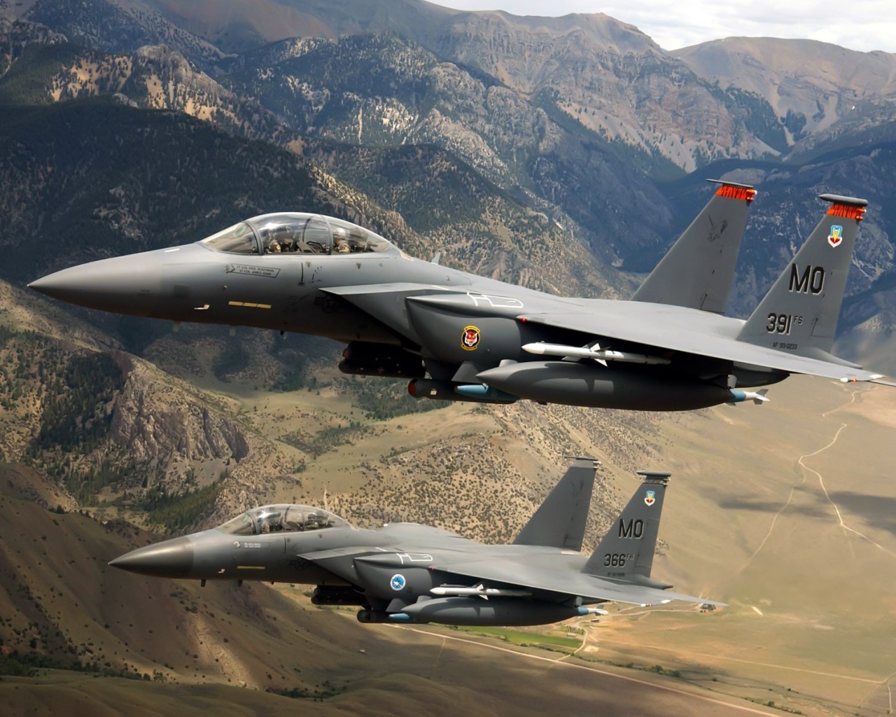 Два истребителя F-15 Eagle в горах