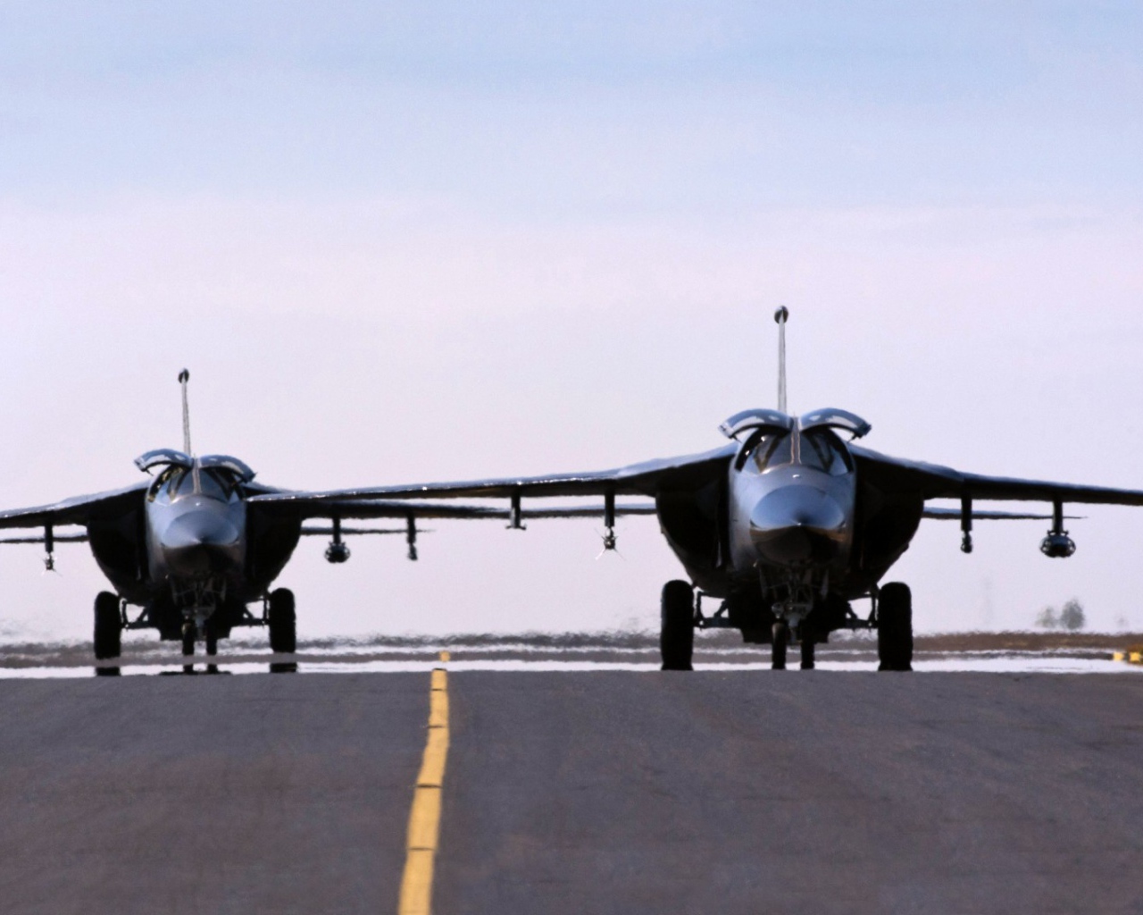 Два военных самолета готовятся к взлету