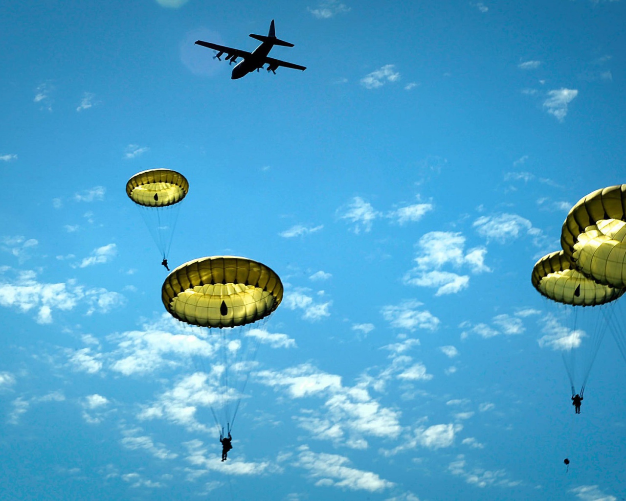 Десантники США прыгают с самолета