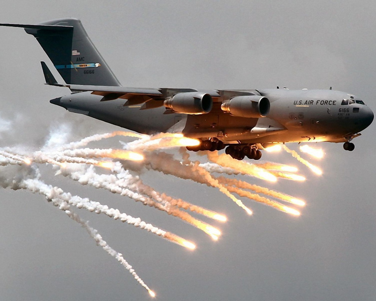 Американский военный самолет произвел бомбометание