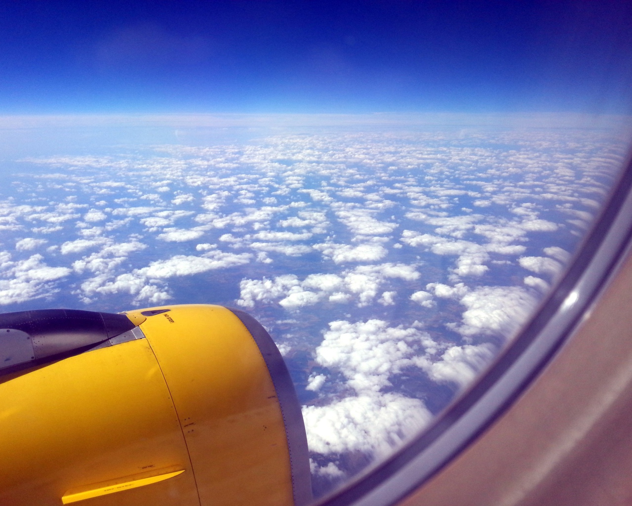 Вид из окна желтого самолета