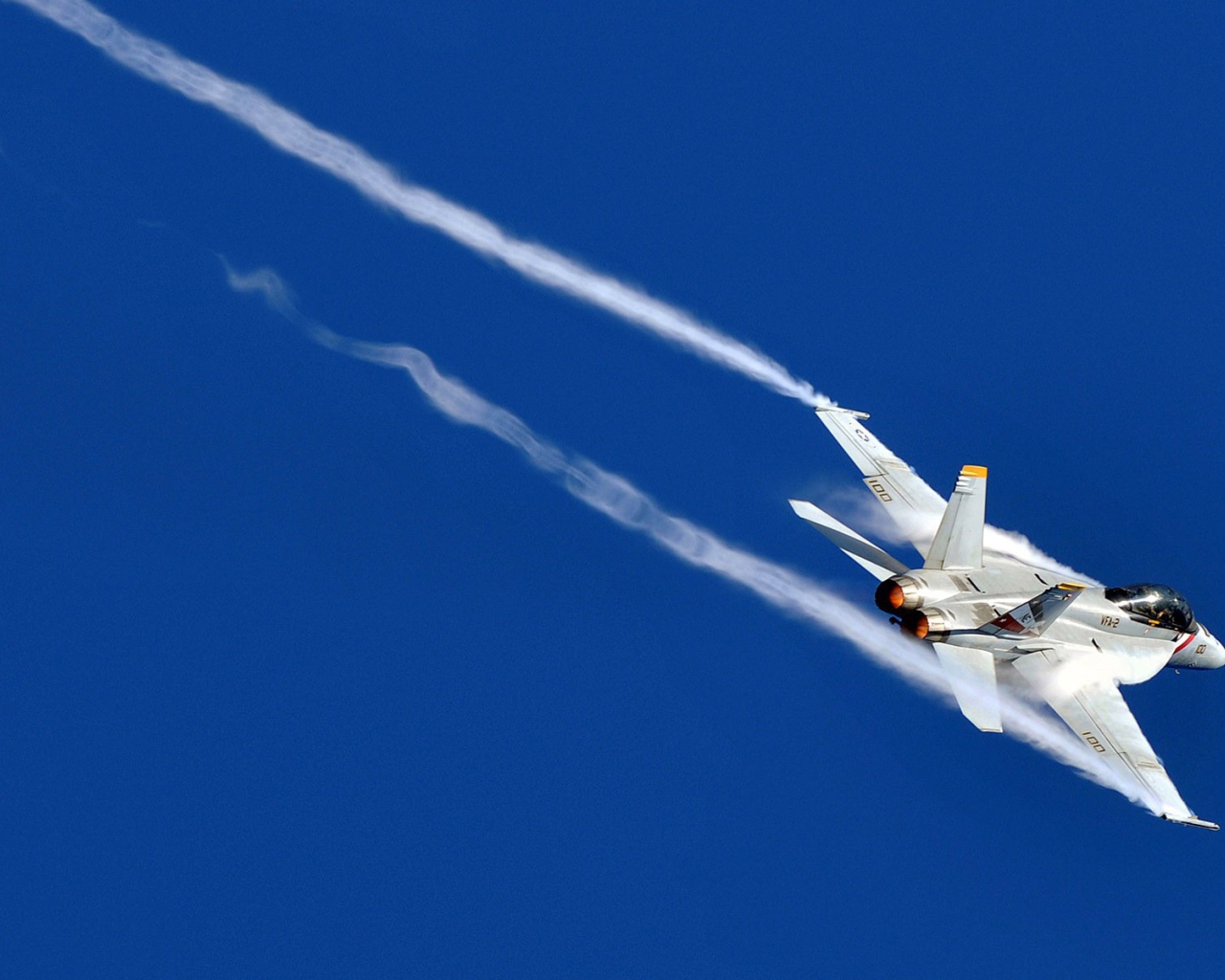 Белый истребитель оставляет за собой след из дыма