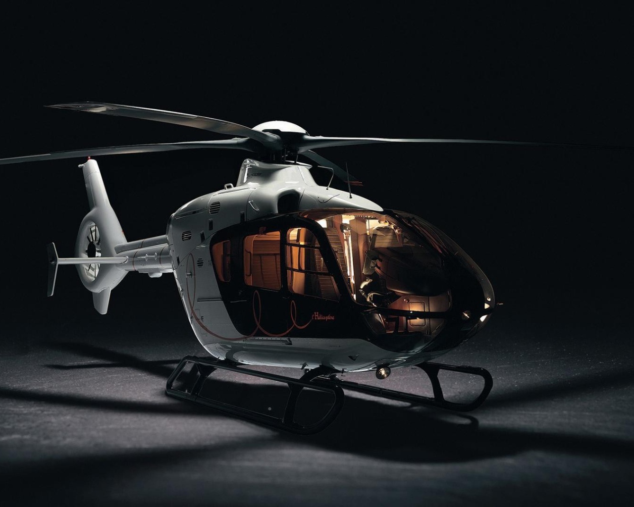 Белый частный вертолет