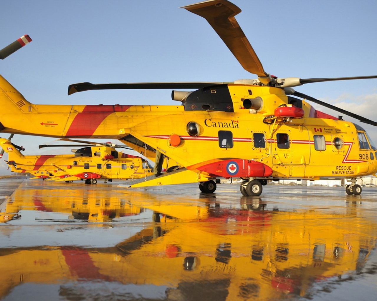 Желтые вертолеты в Канаде