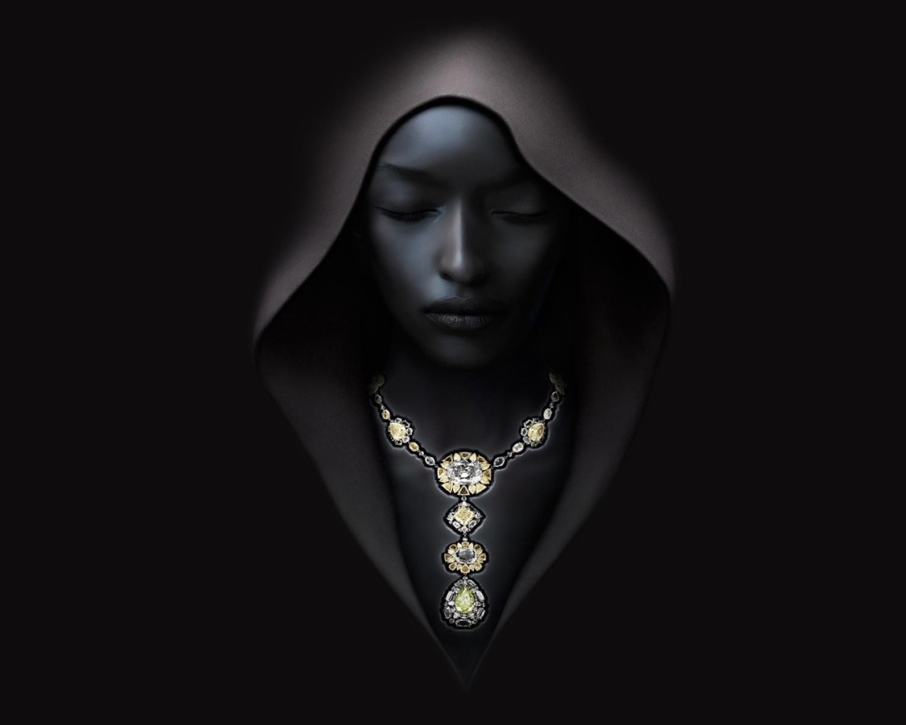 Девушка в капюшоне на черном фоне