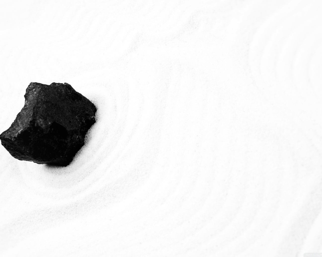 Кусочек угля на белом снегу