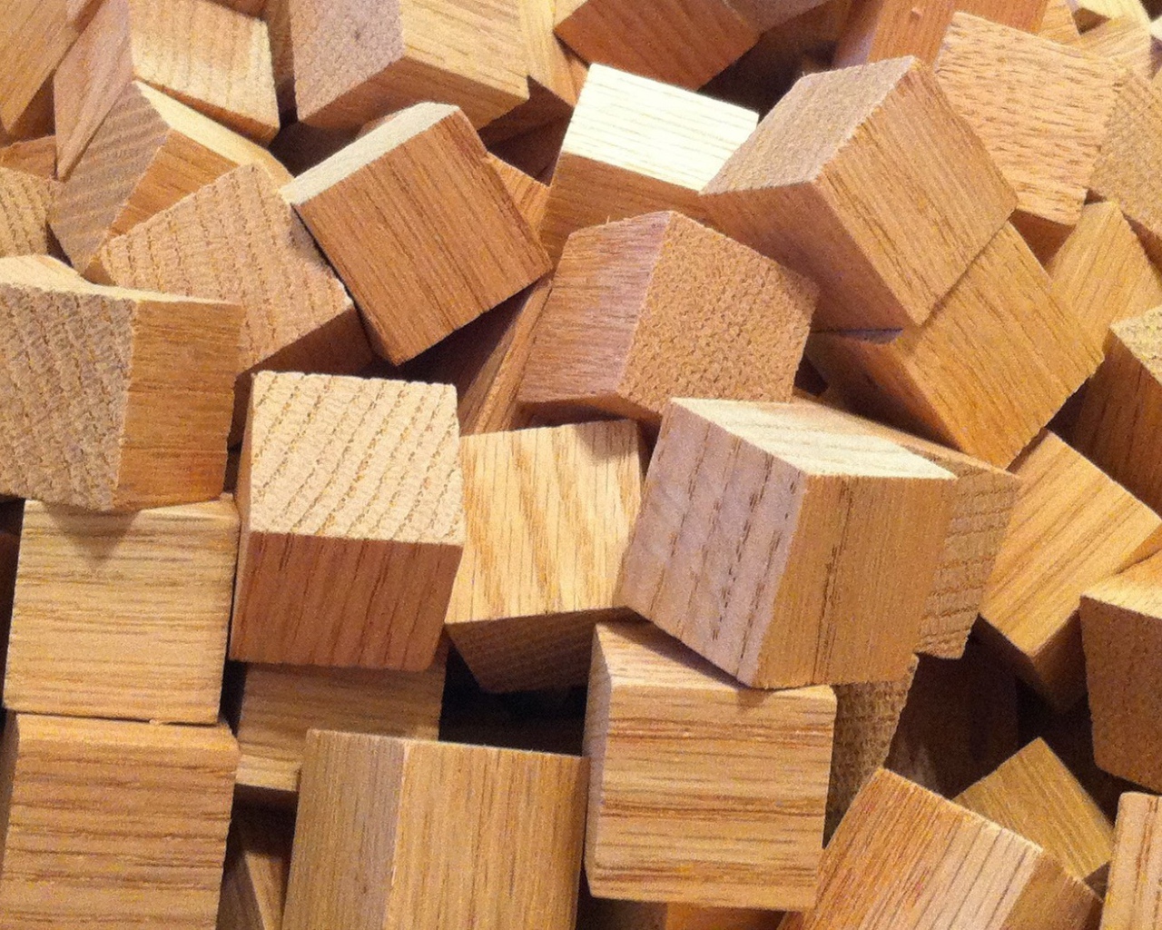 Россыпь деревянных кубиков