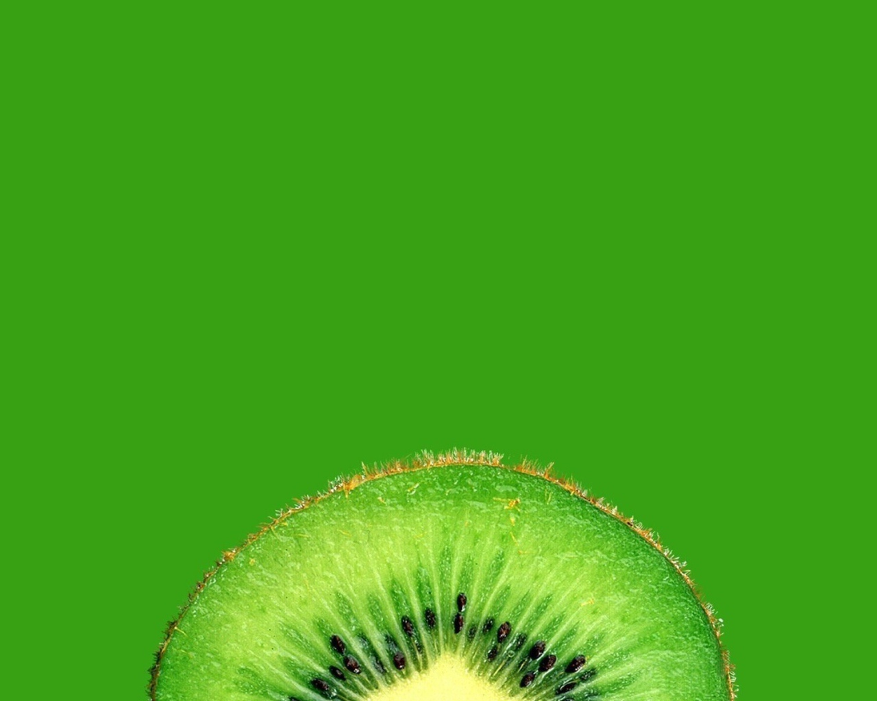 Ломтик киви, зеленый фон