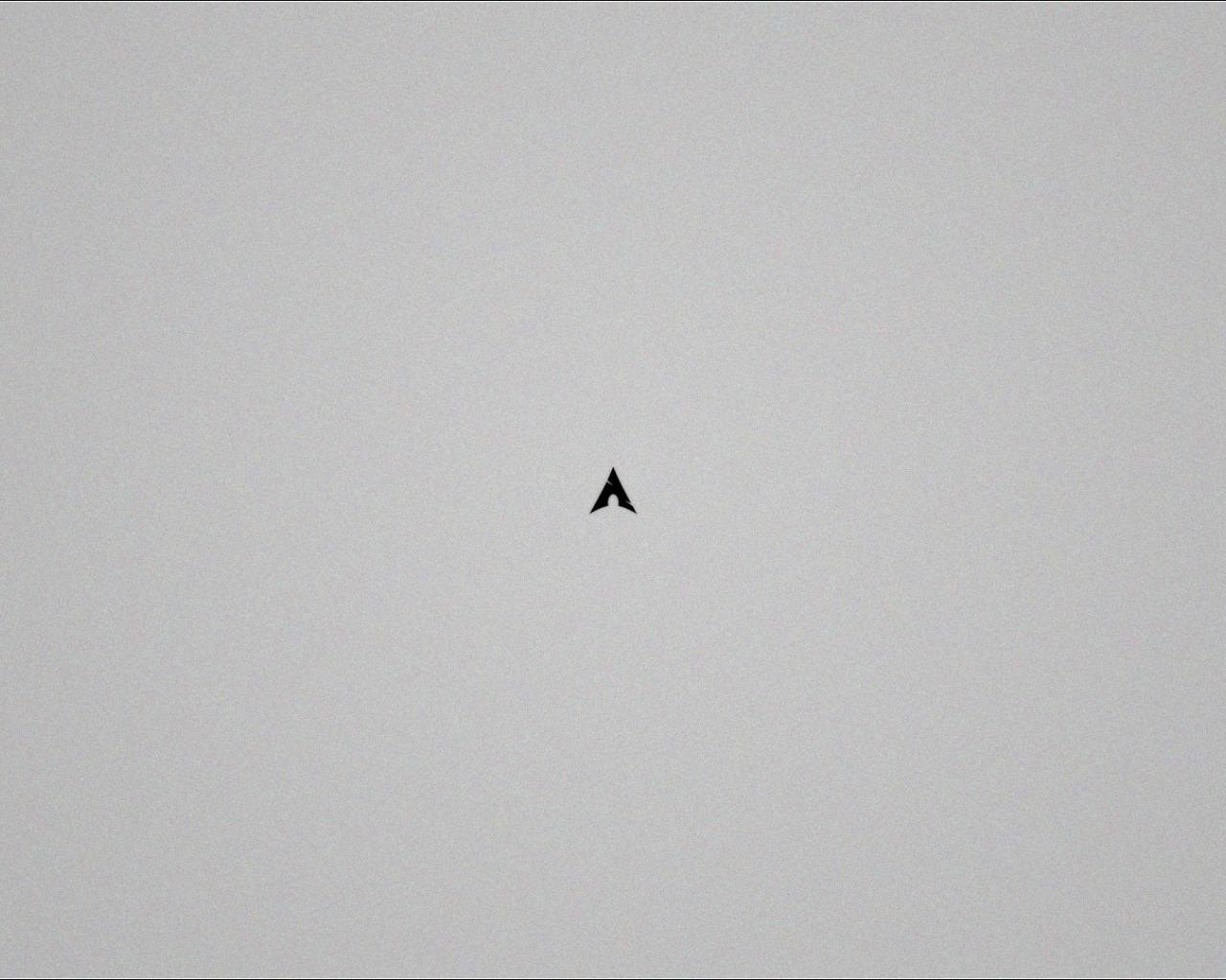 Маленький черный треугольник на сером фоне