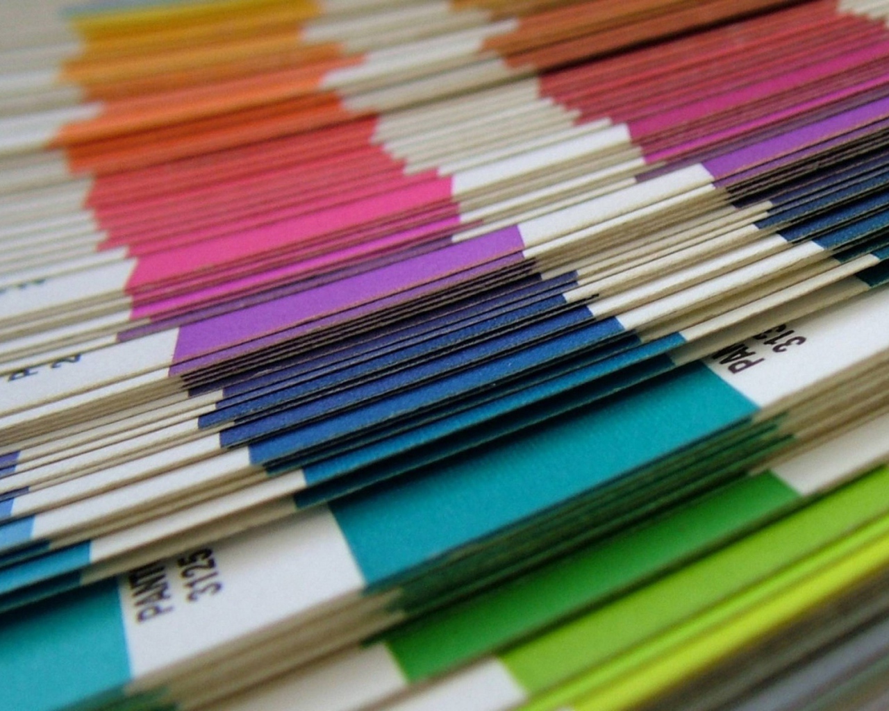 Стопка папок всех цветов радуги