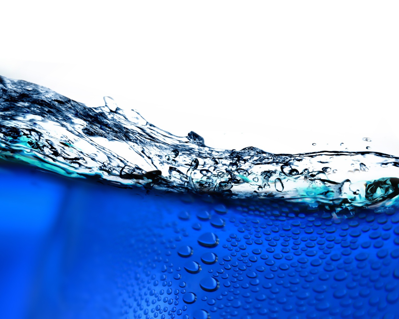 Пузыри воздуха в синей воде