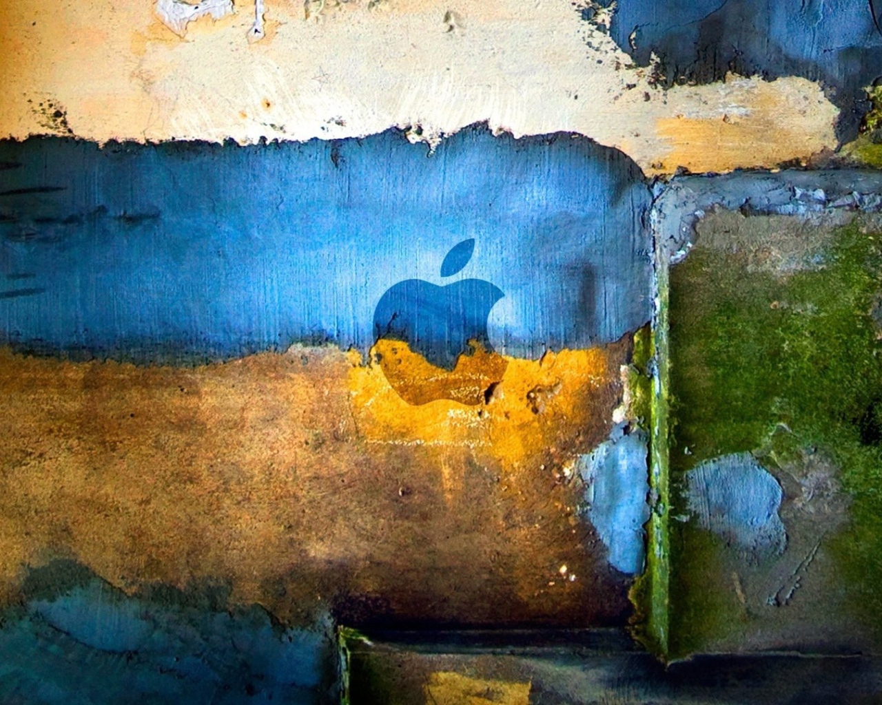 Логотип Эппл на раскрашенной стене
