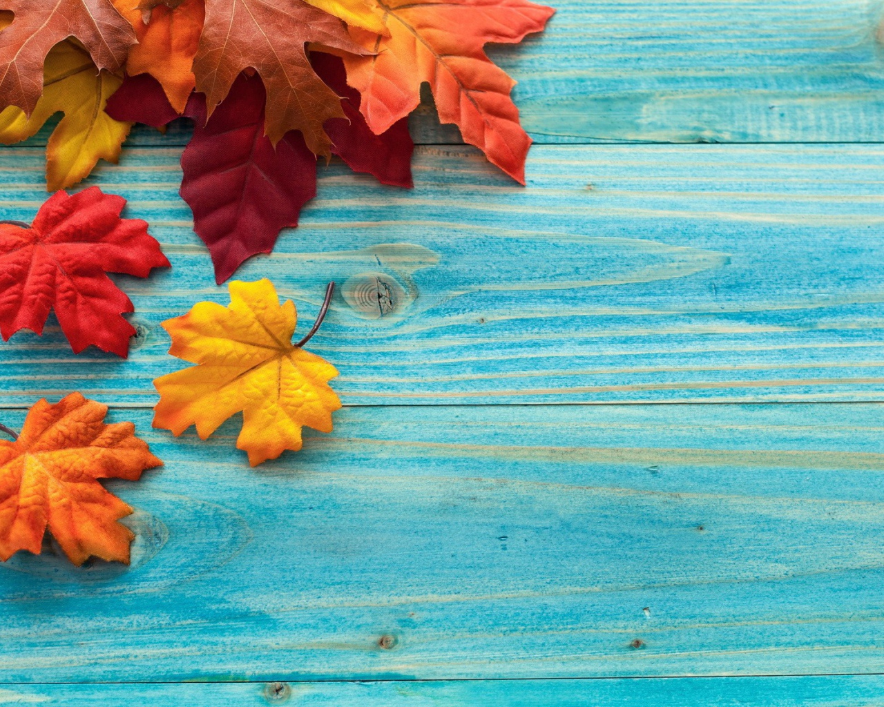 Осенние листья на голубых досках