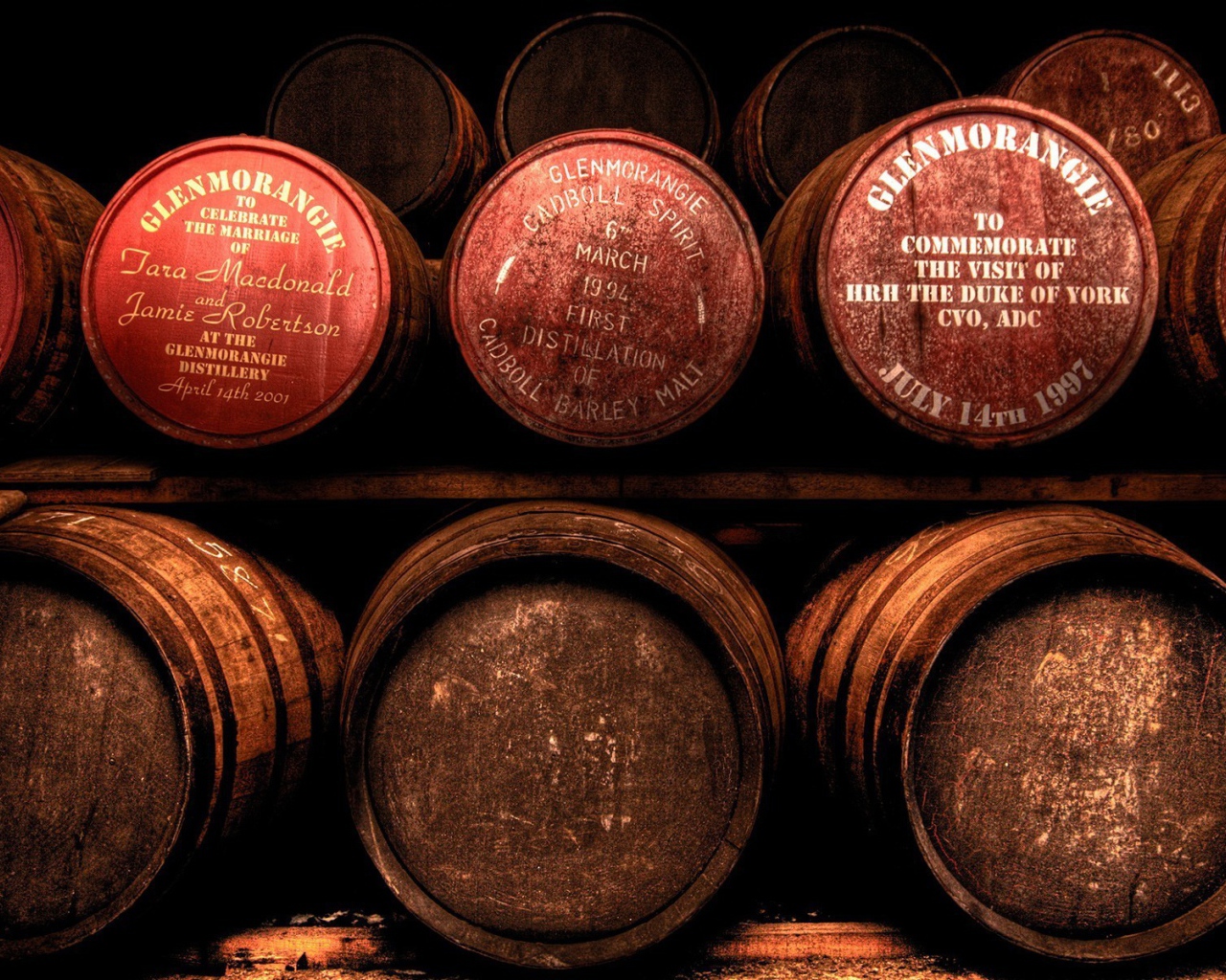 Бочки с шотландским виски на полках