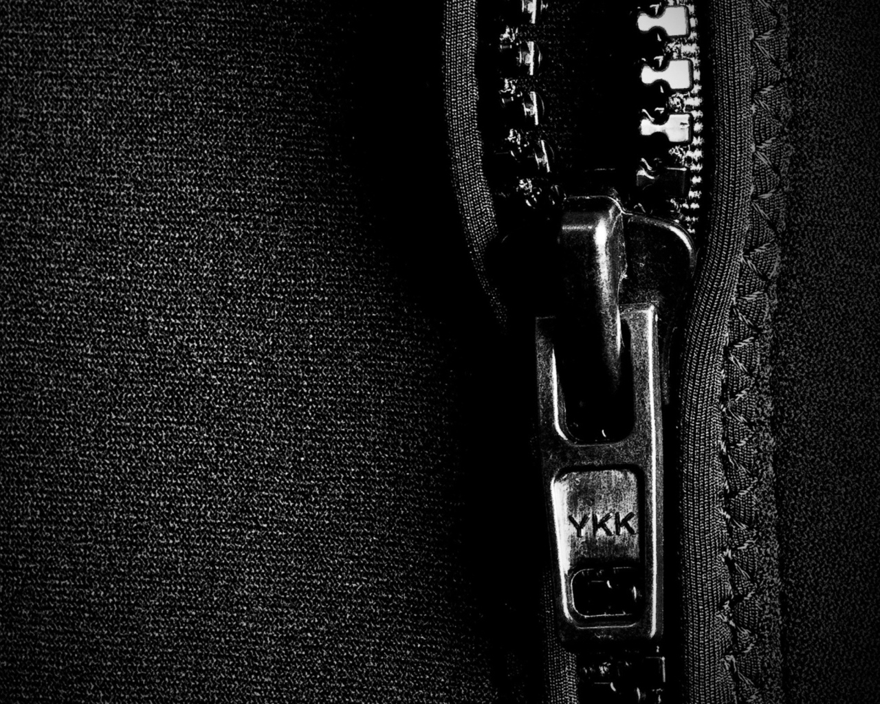 Черная молния на черной ткани