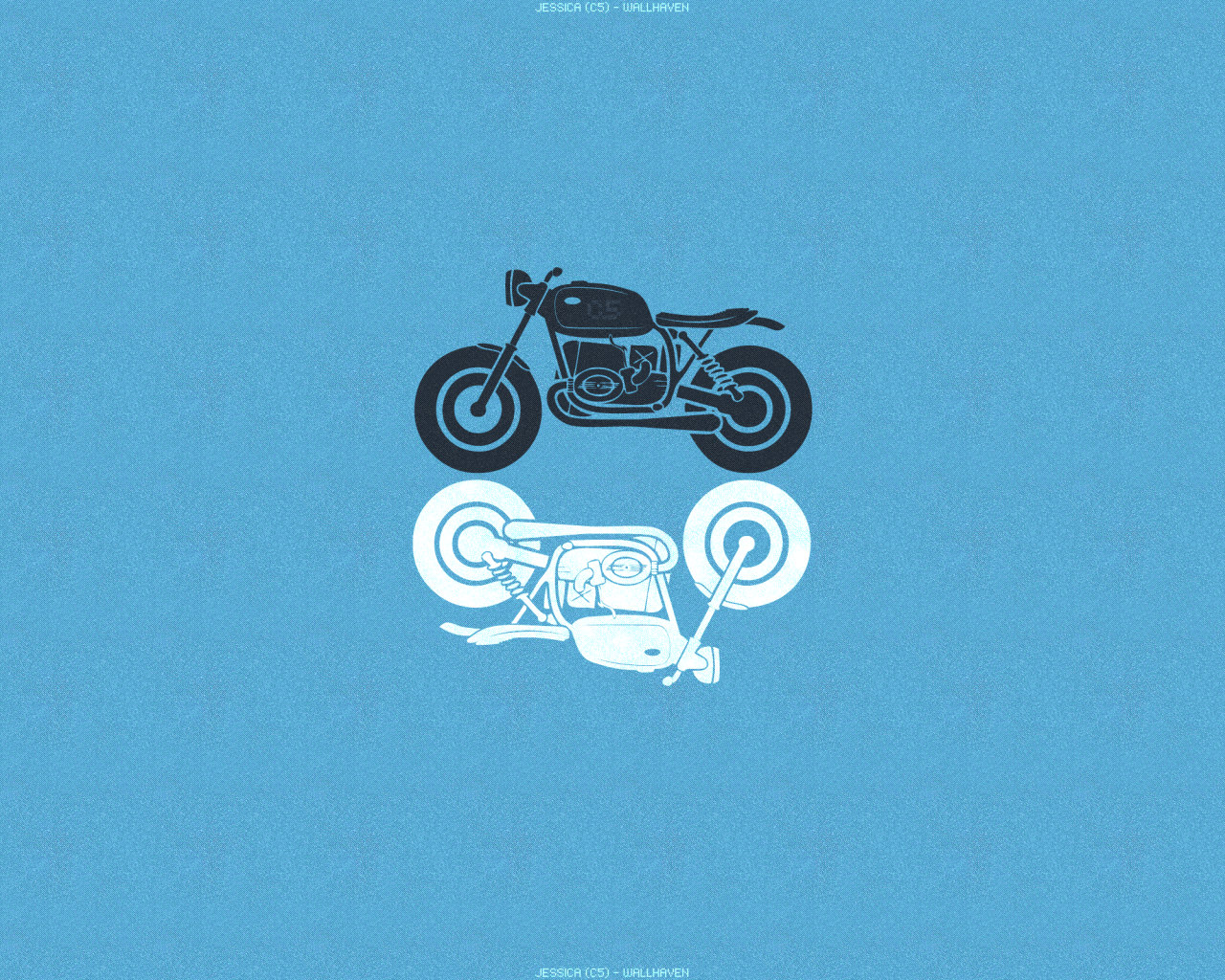 Черный и белый мотоциклы, голубой фон