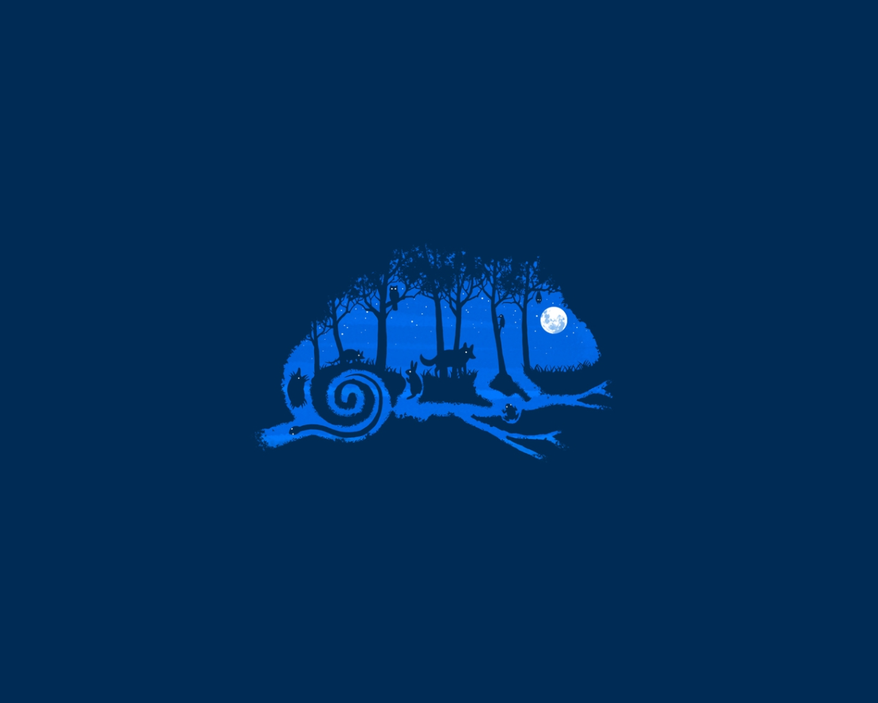 Синий хамелеон, голубой фон