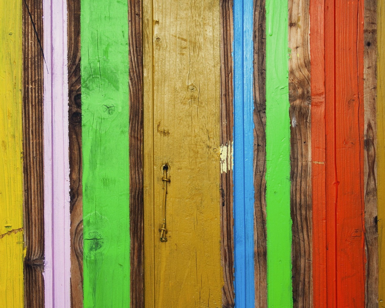 Доски окрашены в разные цвета