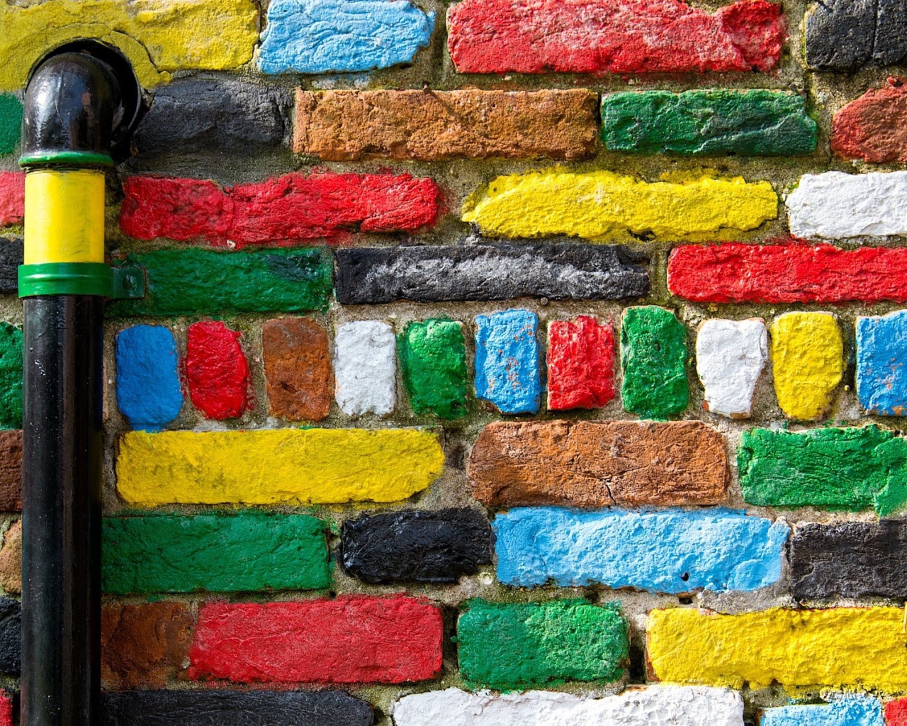 Яркие краски на кирпичах и трубе