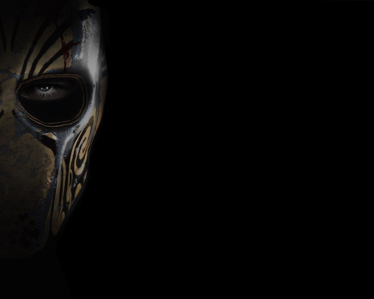 Коричневая маска, черный фон