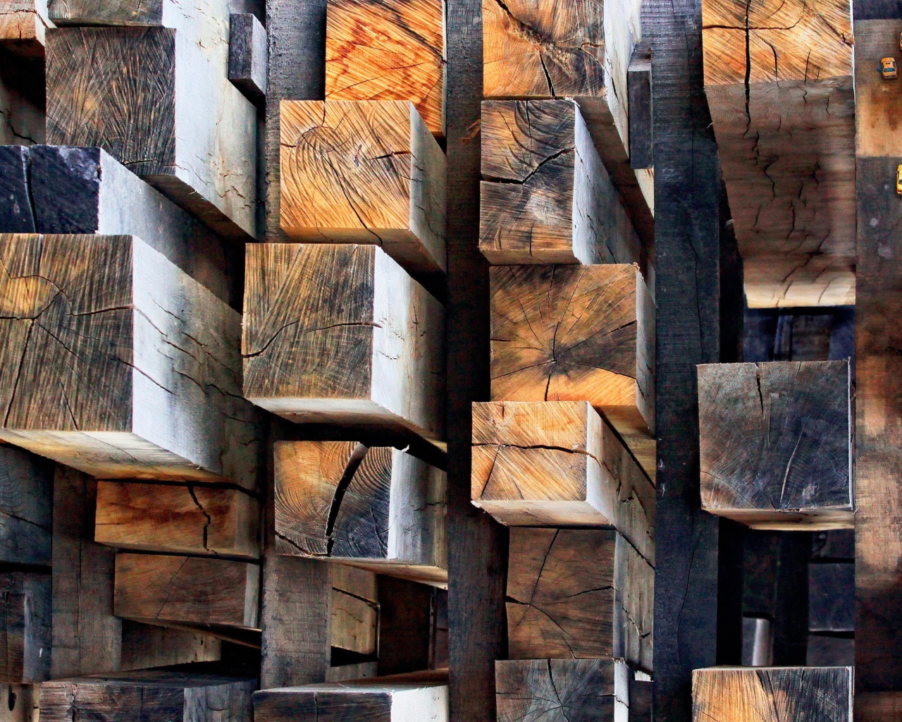 Аккуратная кладка деревянных брусков