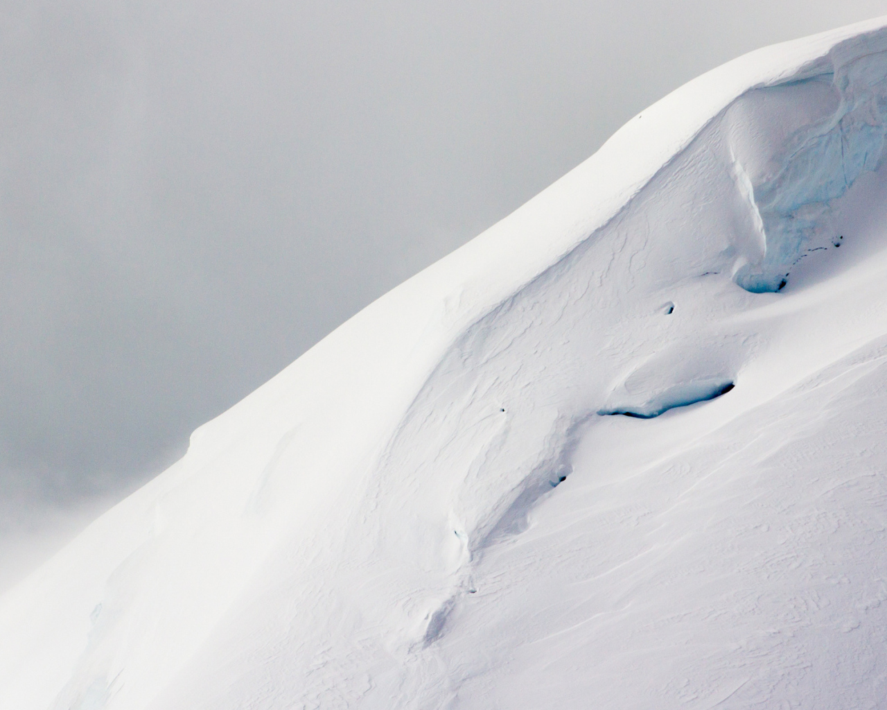 Холодная снежная гора