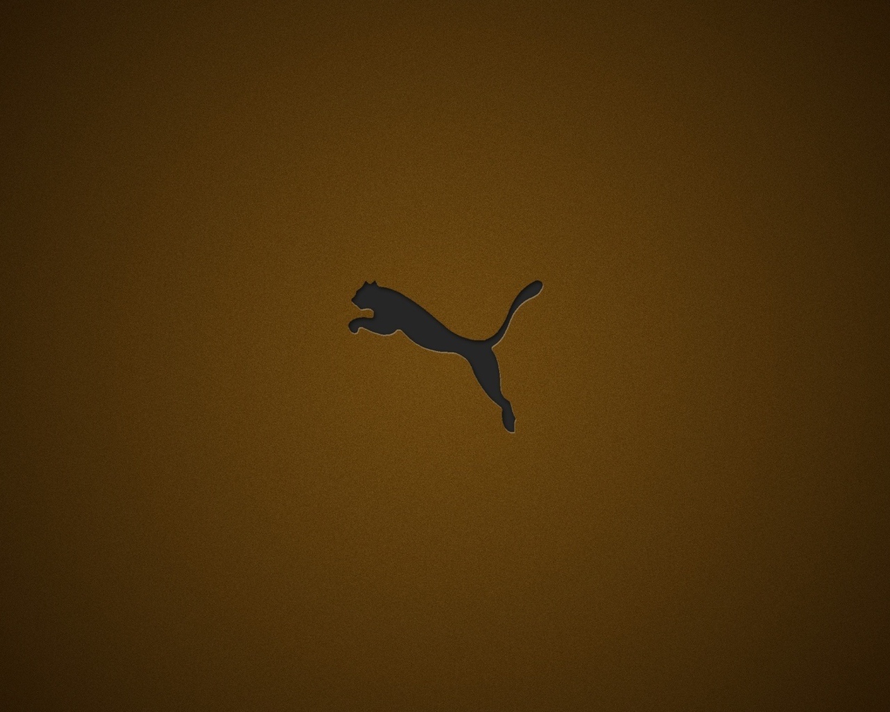 Логотип фирмы Пума на коричневом фоне