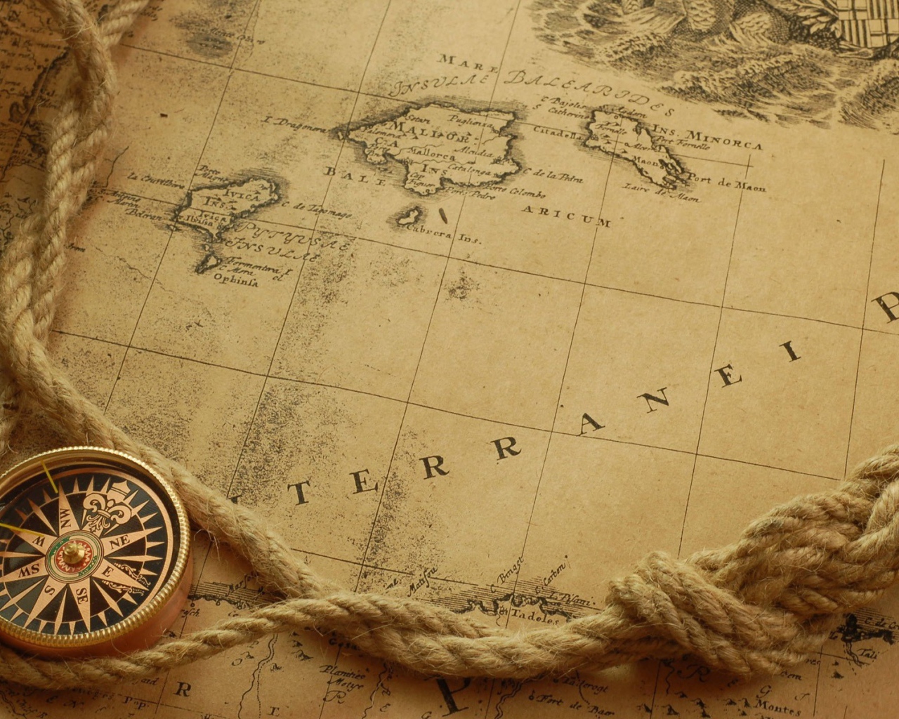 Компас и веревка на древней морской карте