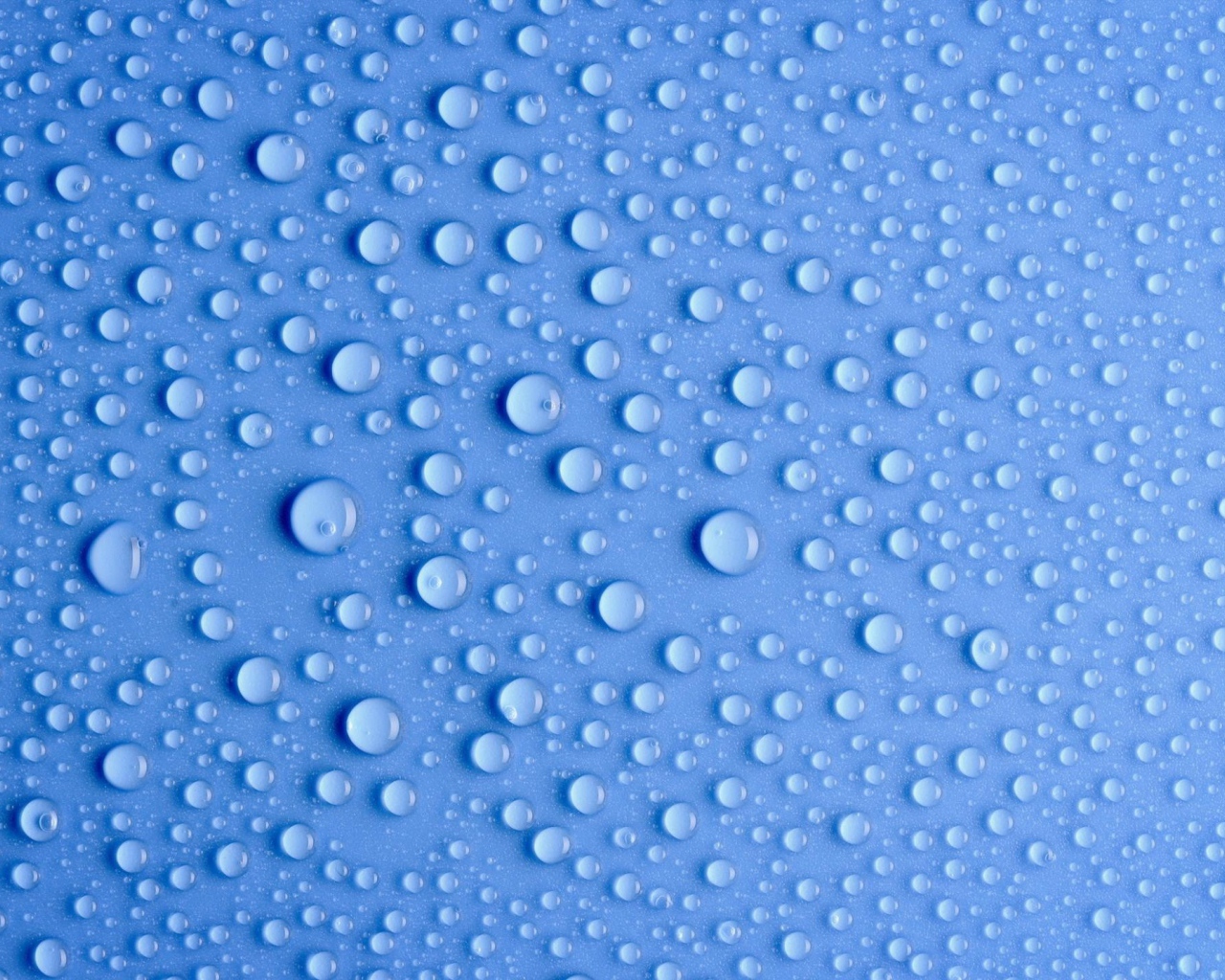 Конденсат на голубом фоне