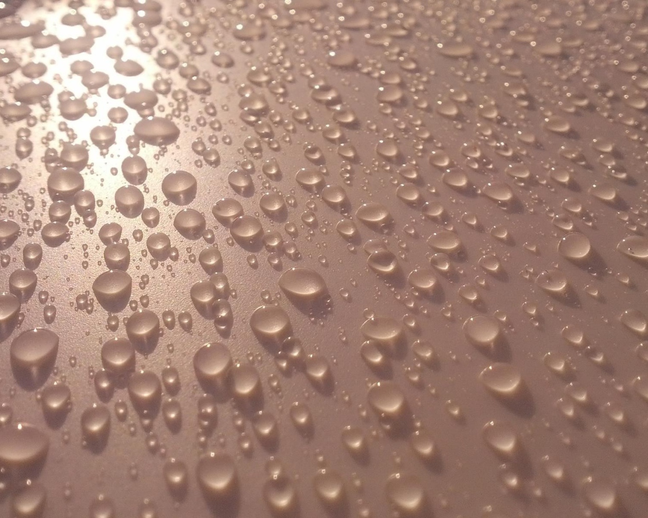 Конденсат на светлой поверхности