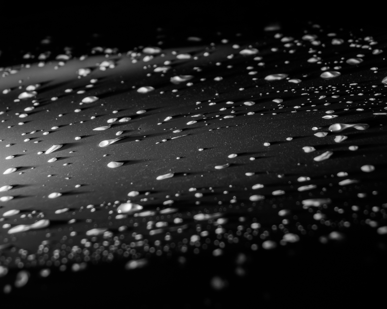 Крошки на черной поверхности