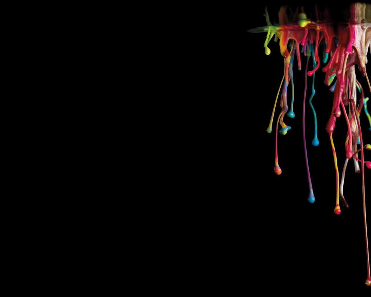 Потоки краски на черном фоне