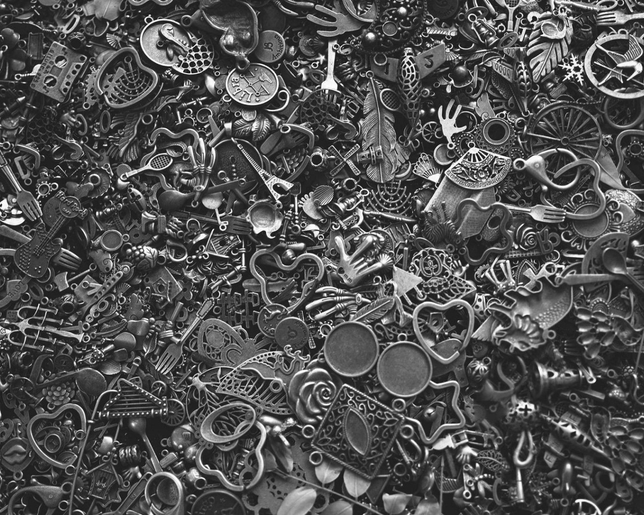 Детали из железа, серый фон