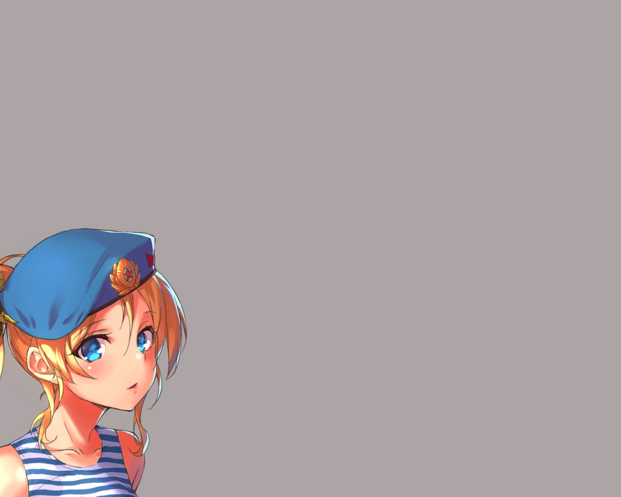 Девушка в военной форме, серый фон