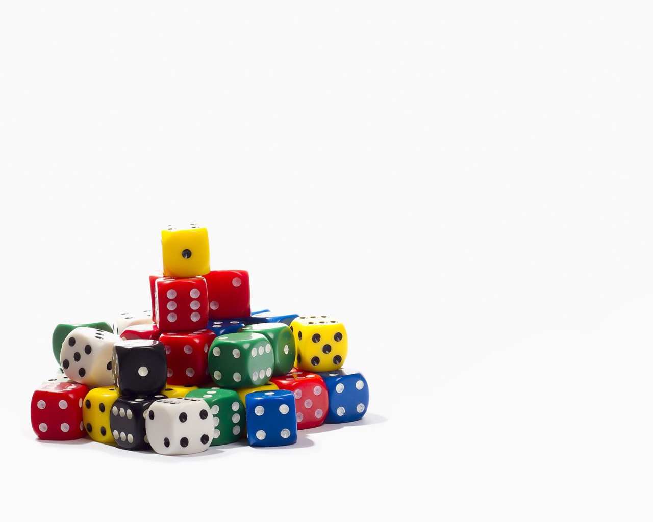 Горка разноцветных игральных костей