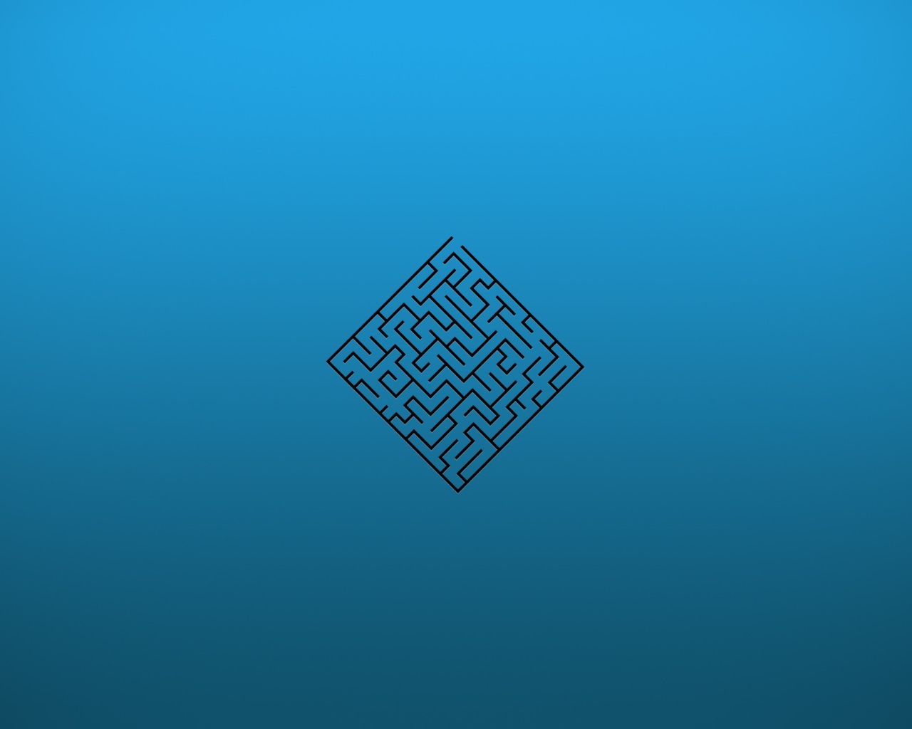 Лабиринт на голубом фоне