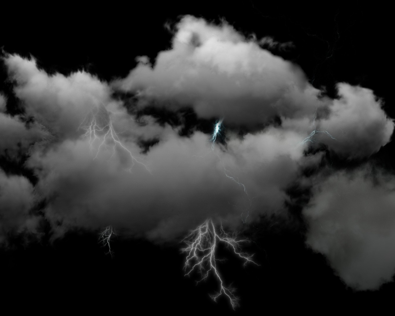 Молнии в пушистых белых облаках