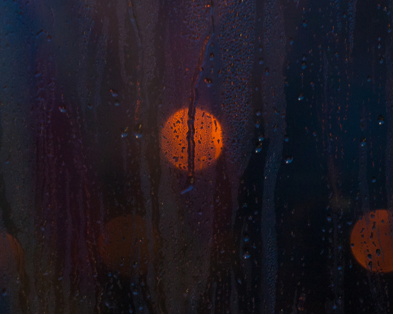 Огни за влажным стеклом