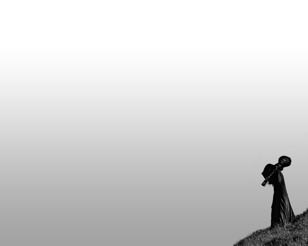 Люди в балахонах с гитарами, серый фон