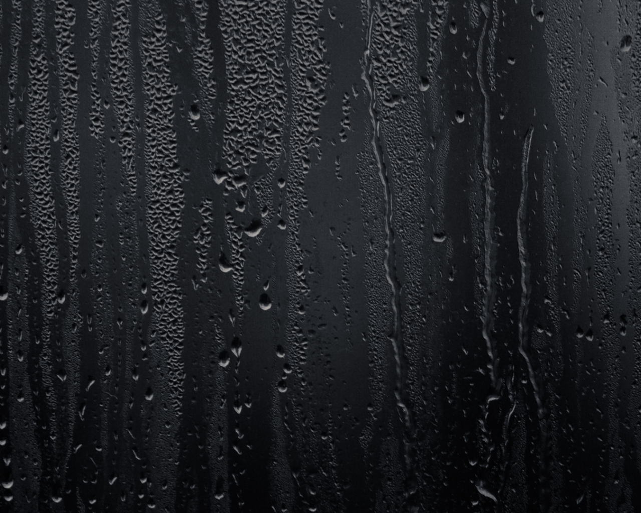 Влага на черном стекле