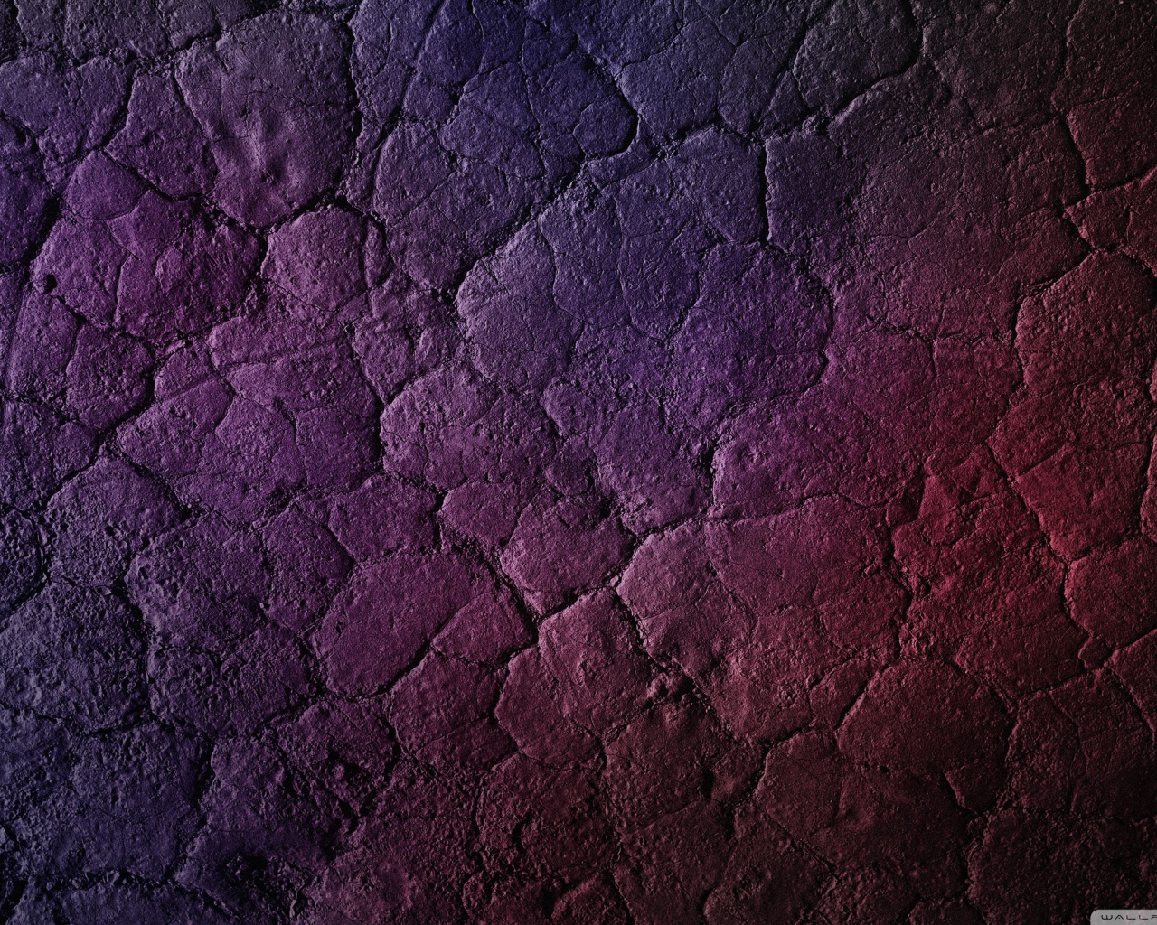 Фиолетово розовая сухая земля