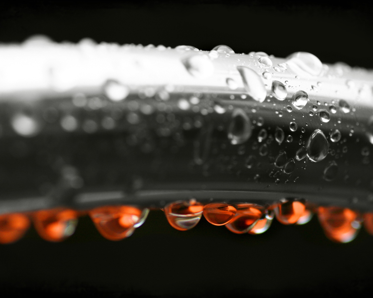 Красные капли на черном фоне