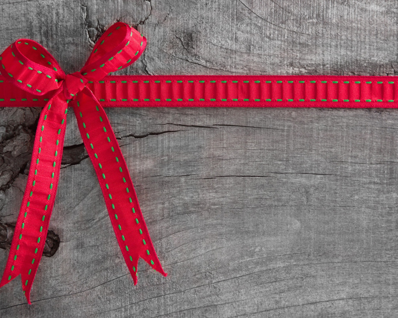 Красный бант не серой доске