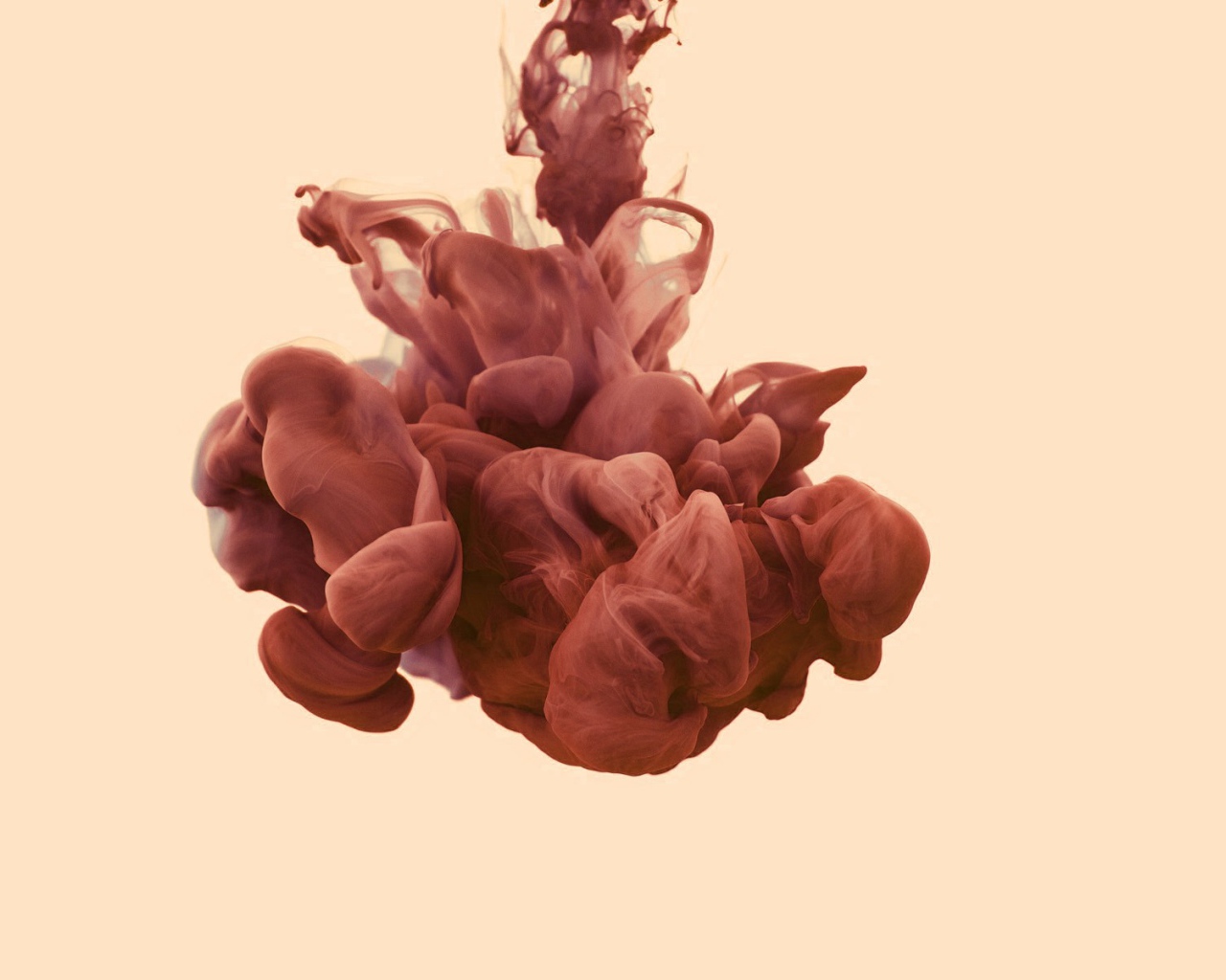 Красный дым на светлом фоне